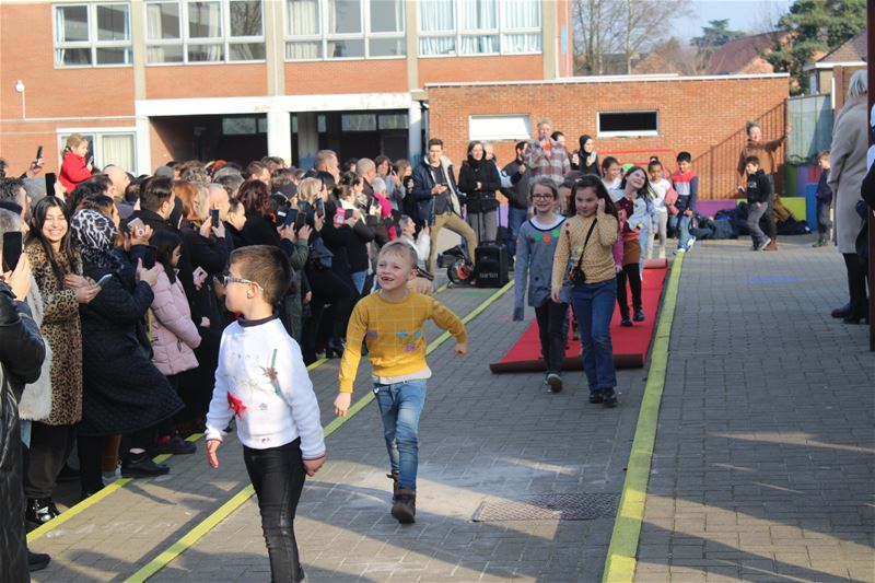 Modeshow met gepimpte truien in 't Molenholleke