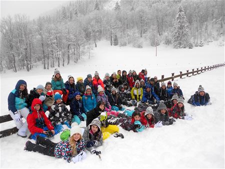 Molenhollekeleerlingen amuseren zich in de sneeuw