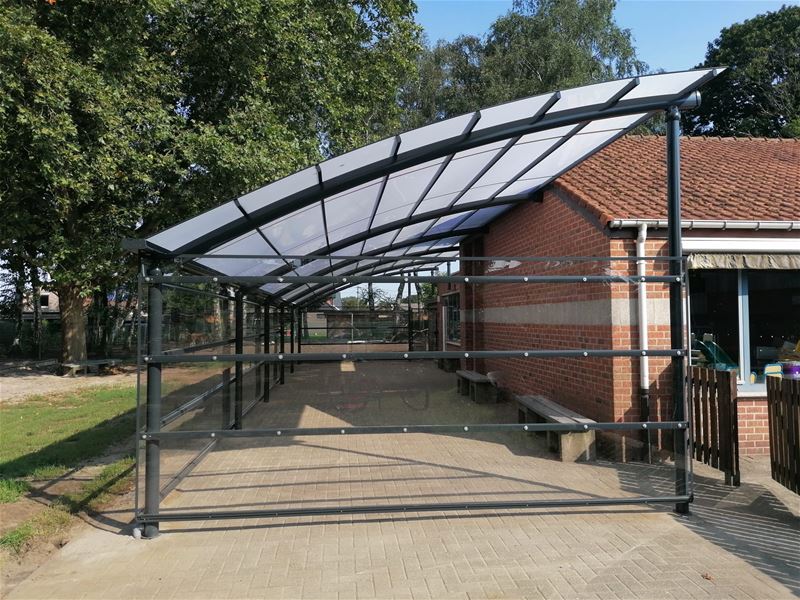 Mooie overkapping voor school in Viversel