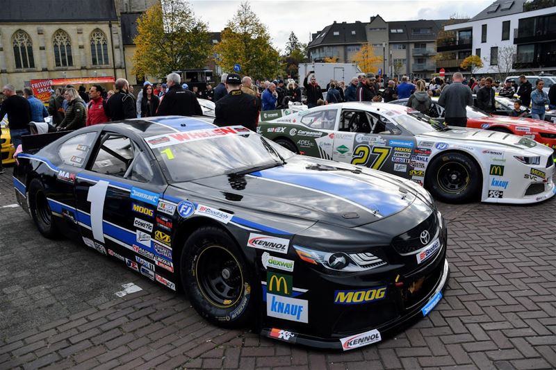 Morgen parade van de Nascar bolides