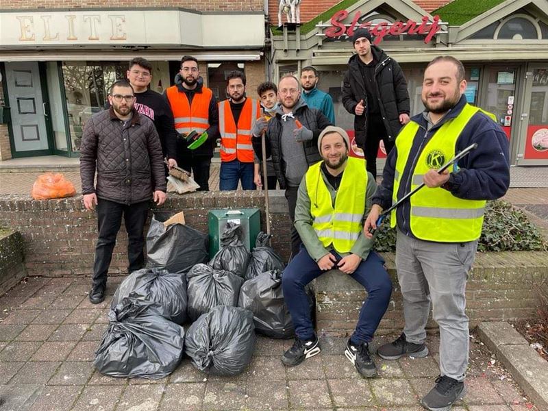 Moskeejongeren ruimen Koolmijnlaan op