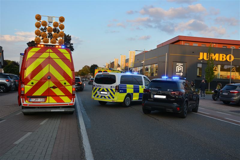 Motorrijder botst tegen auto in Koolmijnlaan