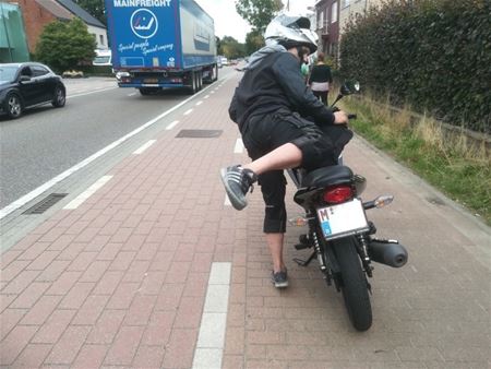 Motorrijder van het fietspad gehaald