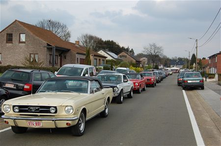 Mustangs overspoelen Heusdense wegen