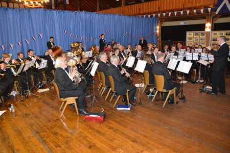 Muziek en kruisboogschieten bij de viering