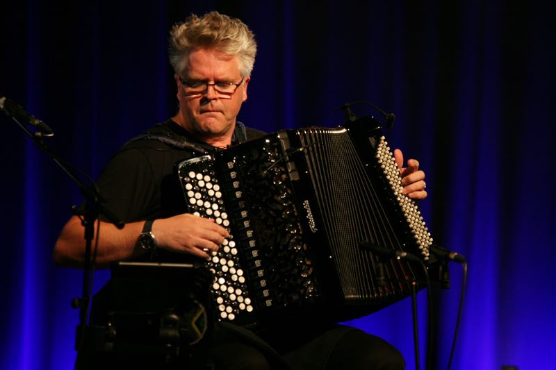 Muzikaal eerbetoon aan een straatmuzikant