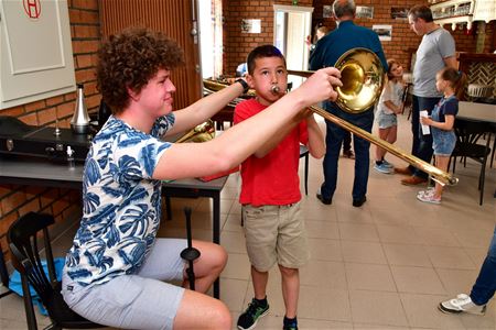 Muzikanten in spe proberen alle instrumenten