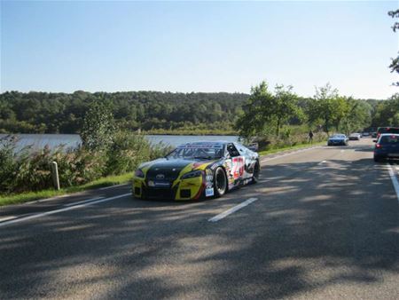 Nascarwagens rijden over de weg