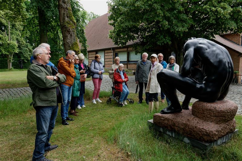 Neos bezocht beeldentuin van Hugo Voeten