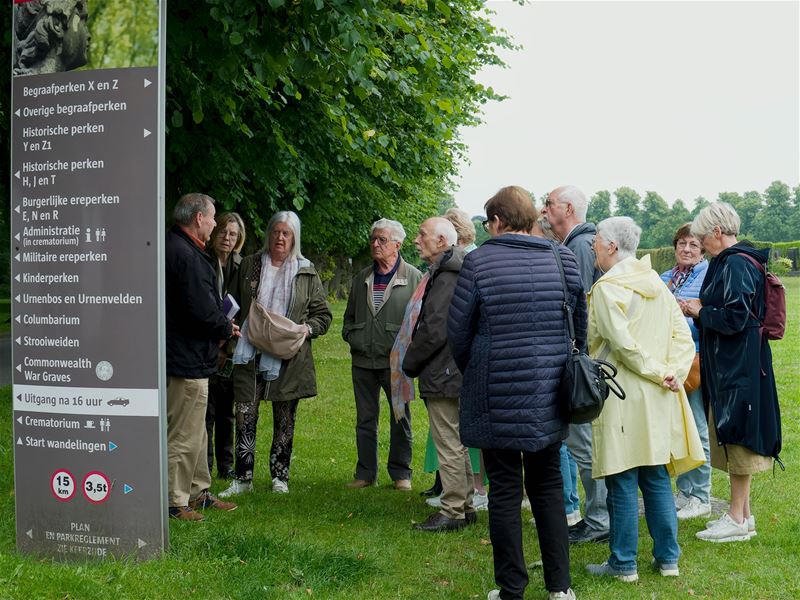 Neos bezocht in Antwerpen Schoonselhof en KMSKA
