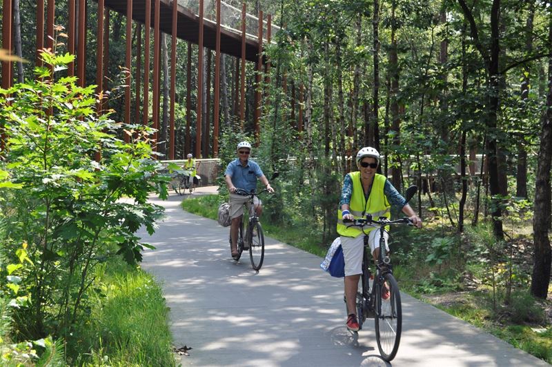 Neos fietste door de bomen