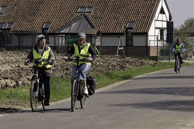 Neos fietste tussen de bloesems naar Herk-de-Stad