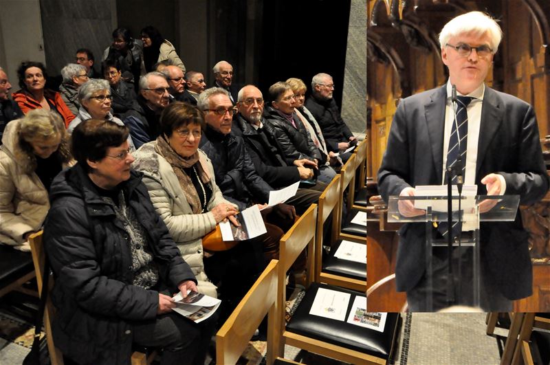 Neos-leden op presentatie boek over paus