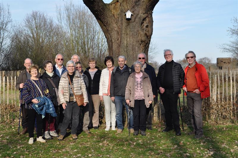 Neos op wandeling rond de eik