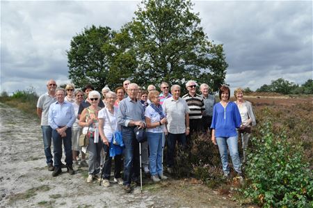 Neos wandelt op de purperen heide