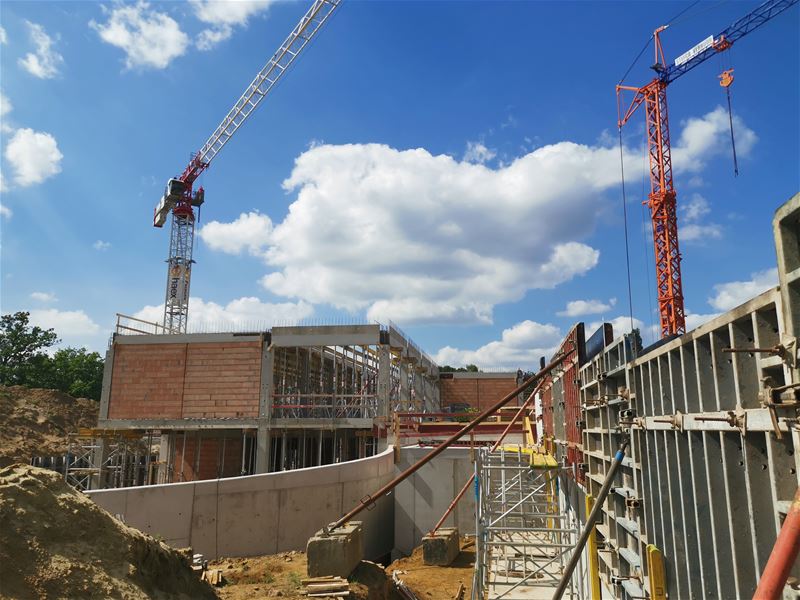 Nieuwe school en sportzaal schieten goed op