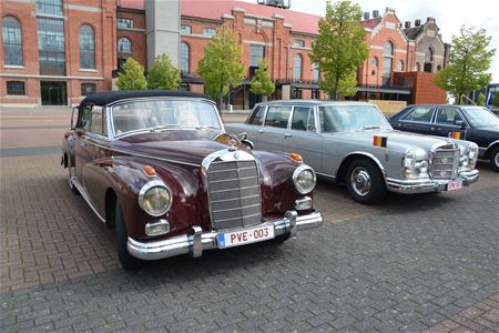 Oldtimer-Mercedessen samen op Marktplein