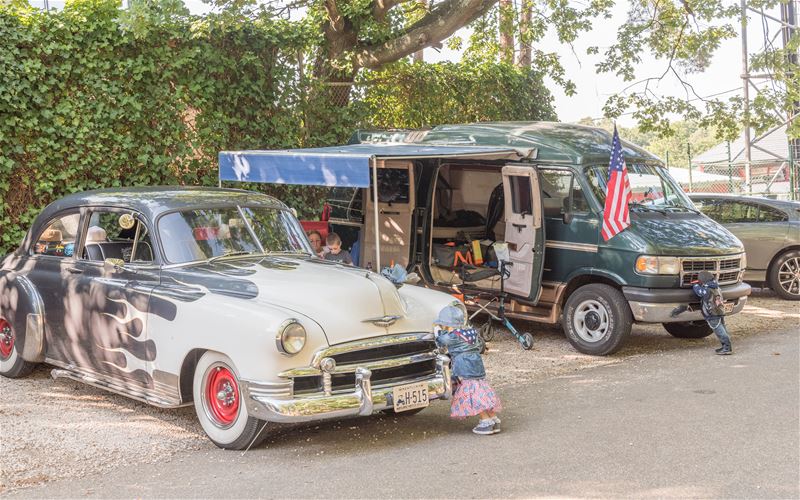 Oldtimers en nostalgische kermis op Sterrenwacht