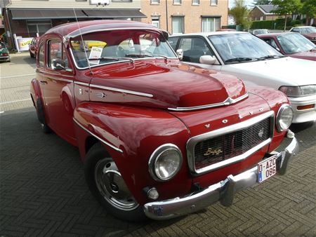 Oldtimers rijden Typisch België-rit