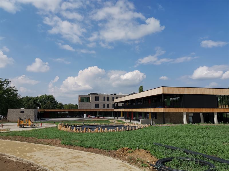 Omgeving school en sportzaal nadert afwerking