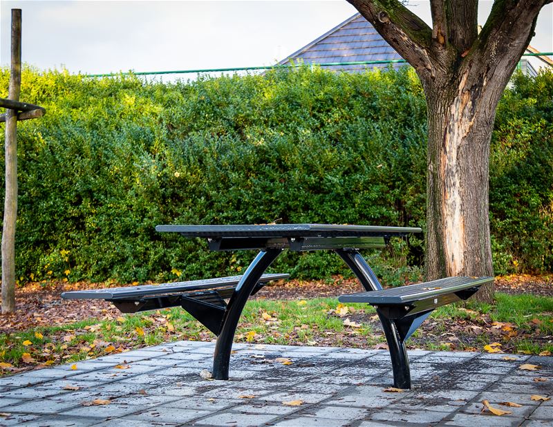 Onder de Poort heeft nieuwe picknicktafel