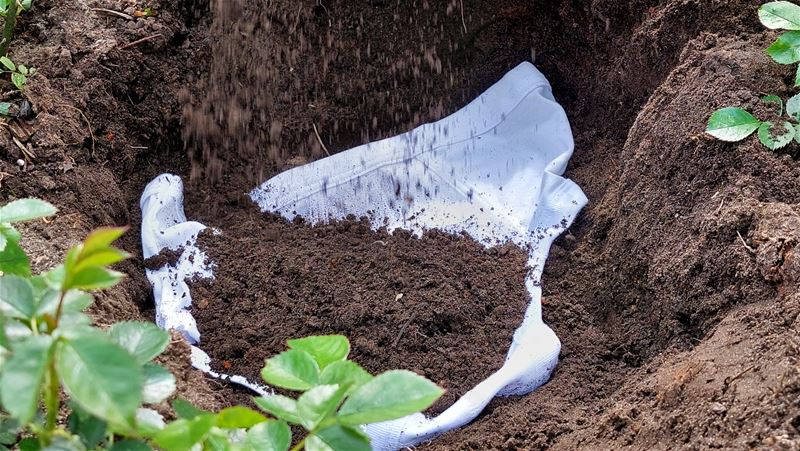 Onderbroek in de grond om bodem te testen
