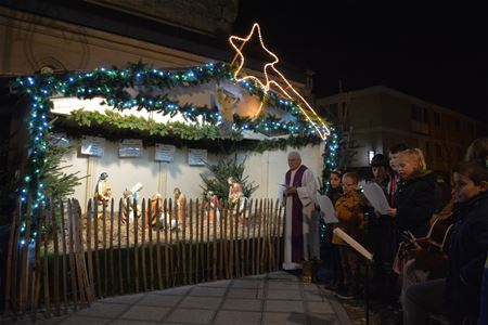 Ook de kerststal van Zolder-Centrum is bevolkt