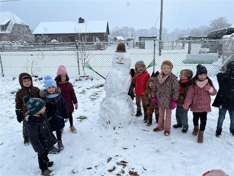 Ook in 't wijkschooltje De Toverfluit sneeuwpret