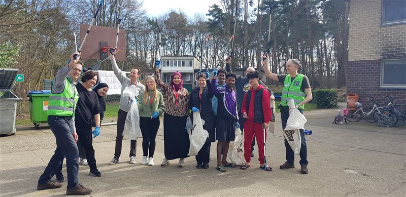 Ook vluchtelingen staken de handen uit de mouwen