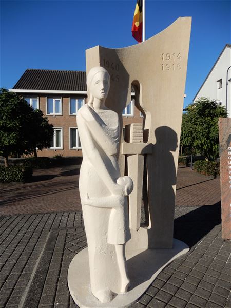 Oorlogsmonument in eer hersteld