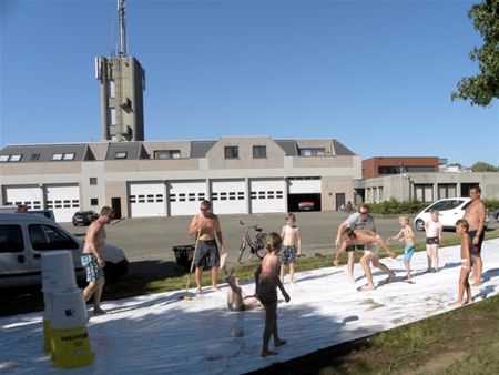 Op tentenkamp bij de brandweer