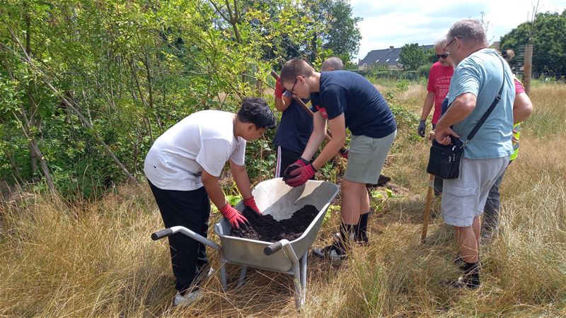 Op zomerkamp de handen uit de mouwen steken