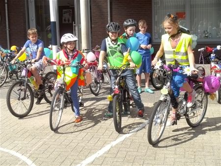 Opening met fietsversiershow