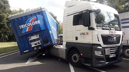 Oplegger glijdt van truck af