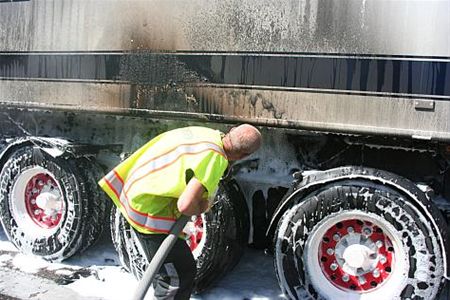 Oplegger in brand op snelweg