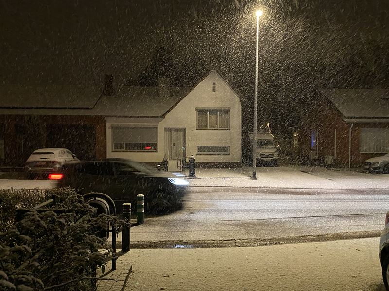 Opletten met besneeuwde wegen en voetpaden