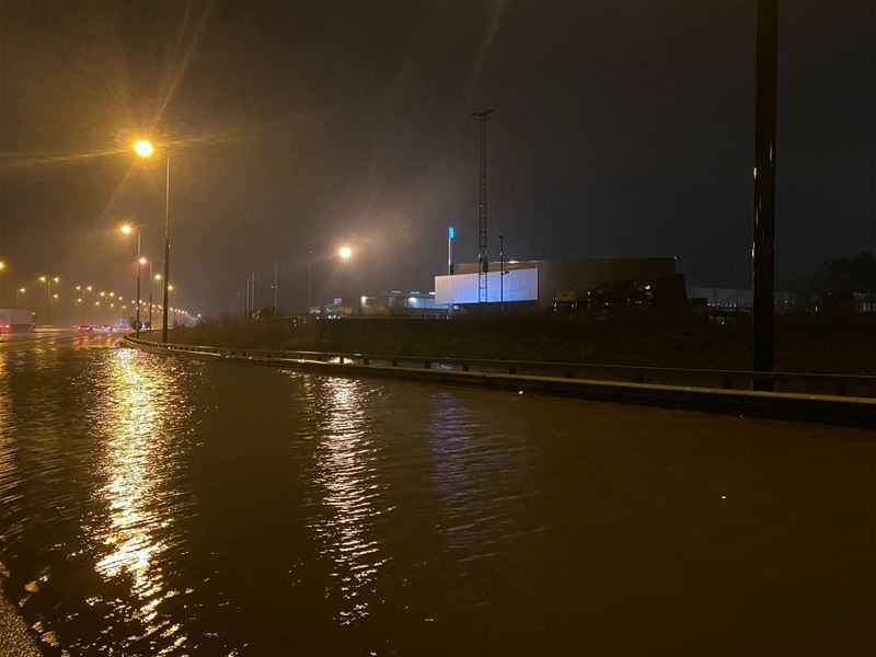 Opletten op de weg door wateroverlast