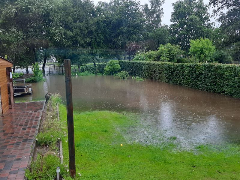 Opvangbekken in Beemdenstraat loopt over