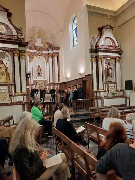 Orgel, piano en koperblazers in kerk van Viversel