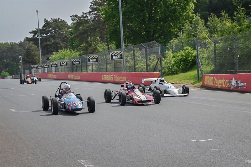 Oude formule bolides en mooie Jaguars ...
