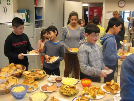 Ouders serveren ontbijt in De Linde