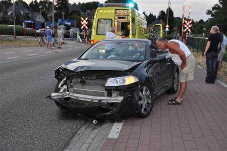 Overweg zwaar beschadigd door botsing