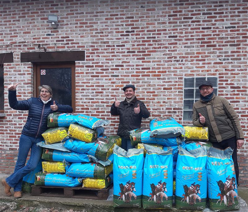 Paardenliefhebbers schenken voeding aan VZOC