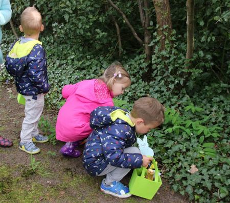 Paaseieren rapen in de Blauwe Wijk