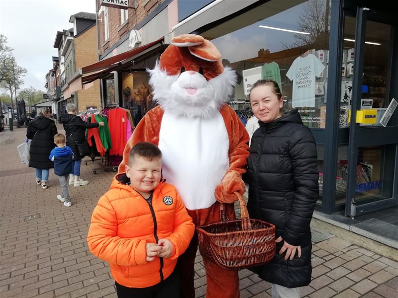 Paashaas op ronde in winkelcentrum Cité