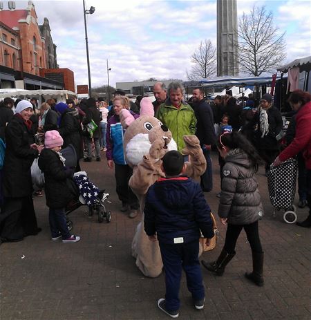 Paashaas vrolijkt markt op