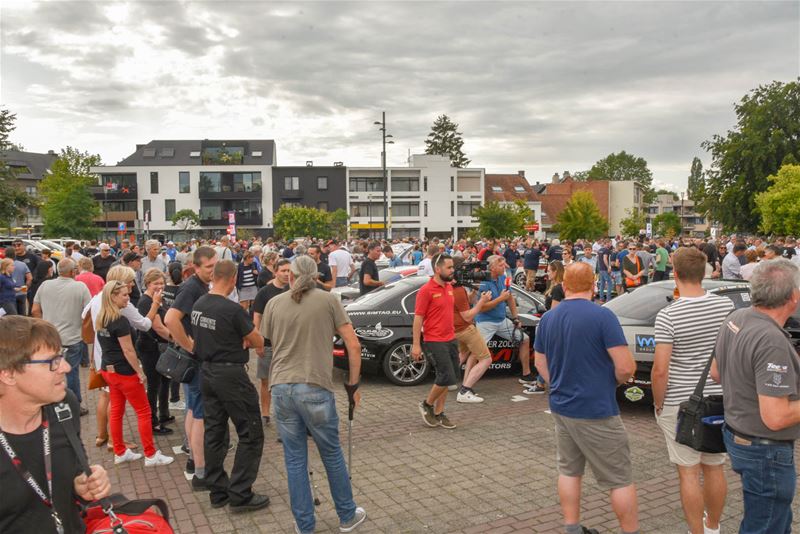 Pak volk voor de parade van de 24 uur