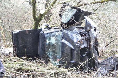 Pick-up stort van snelwegbrug