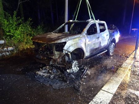 Pick-up uitgebrand langs snelweg