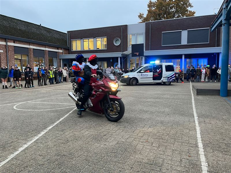 Politie brengt Sint en pieten naar de Springplank